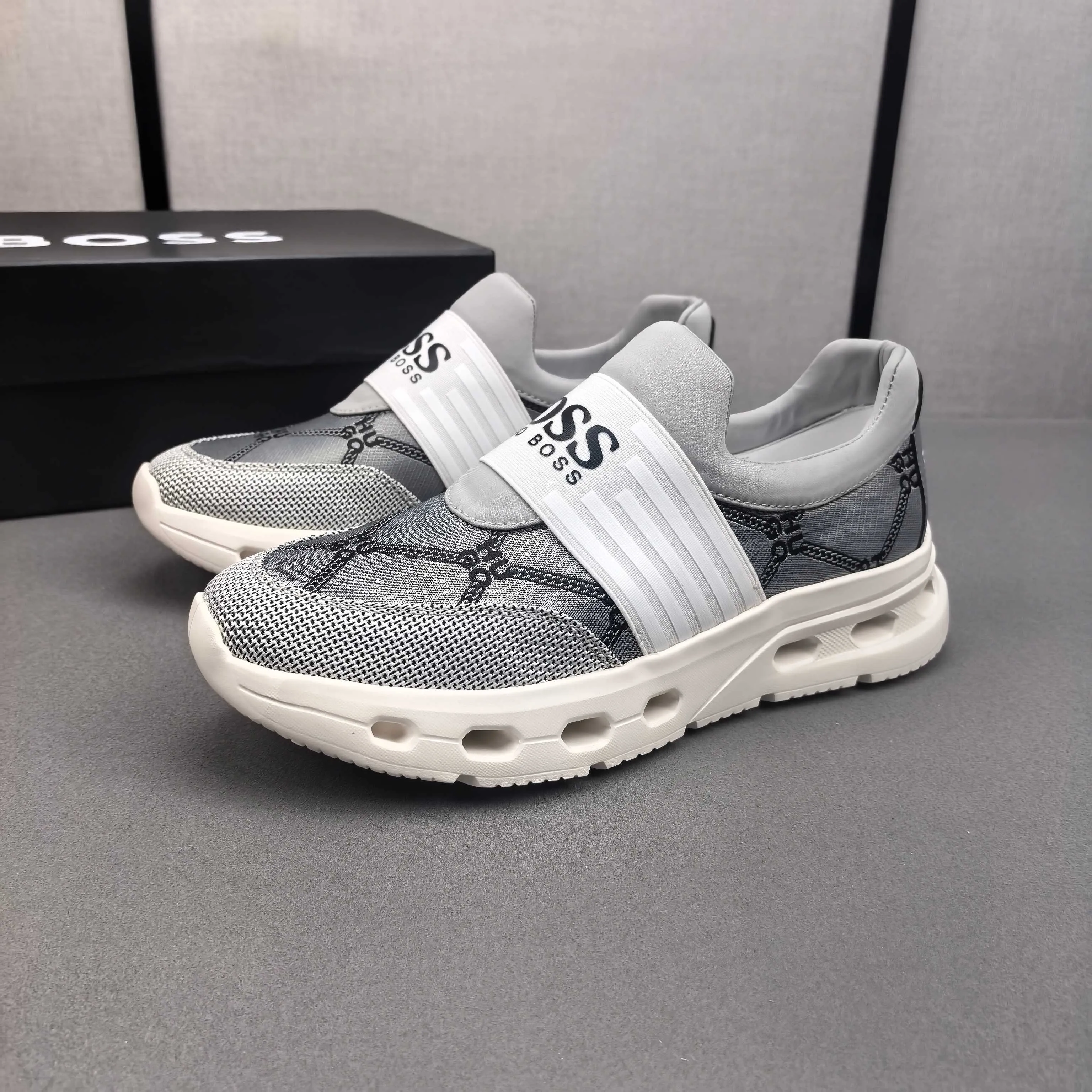 PP420❣️❣️❣️BOSS’s new 🆕low-top casual sneakers, made of breathable mesh, with brand signature details on the shoe collar to enhance style. Fashionable and versatile, it can complement any look. With a sophisticated design that is both dynamic and modern, this new must-have shoe adds a new dimension to Dior's legacy, displaying modern elegance. Men's shoes 38-44 45🉑️customized